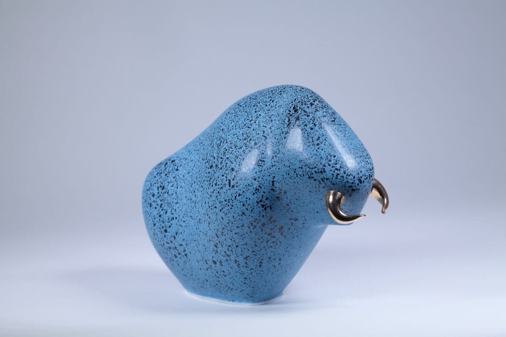 Sininen betoniveistos.