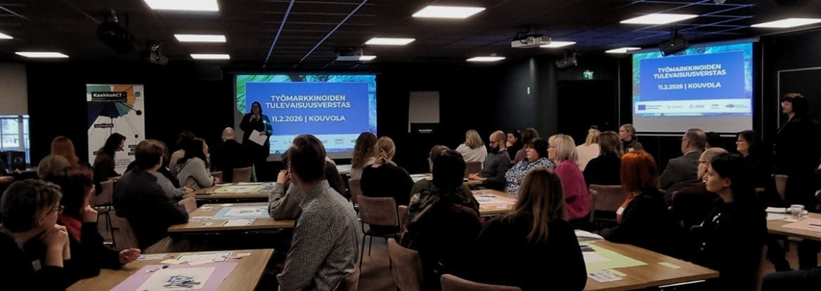 Ihmisiä luokkahuoneessa.