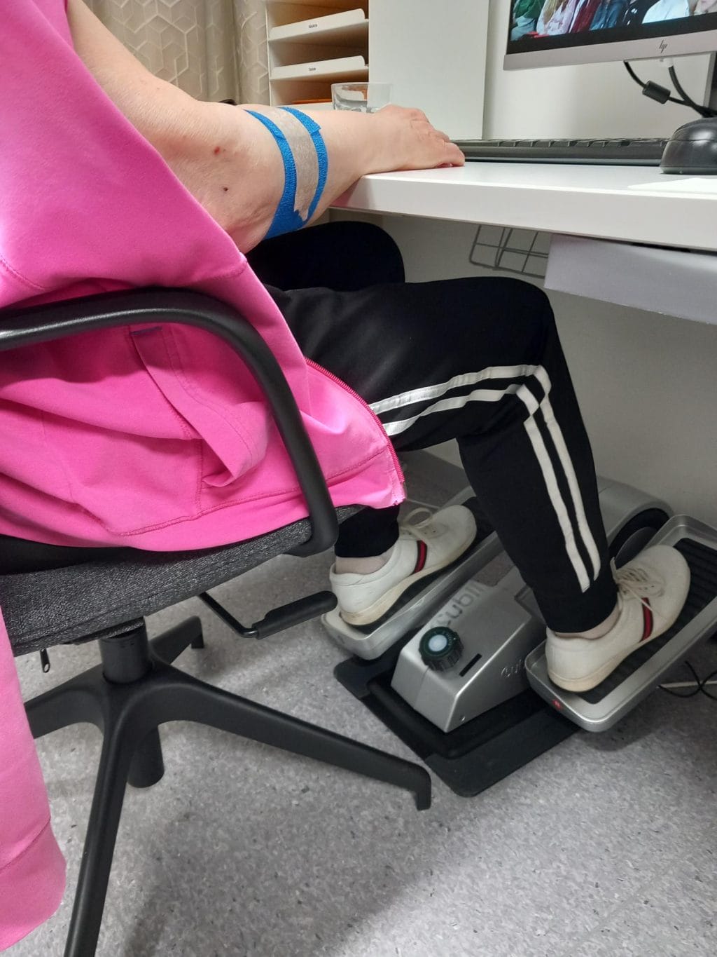 Polkimet työpöydän alla