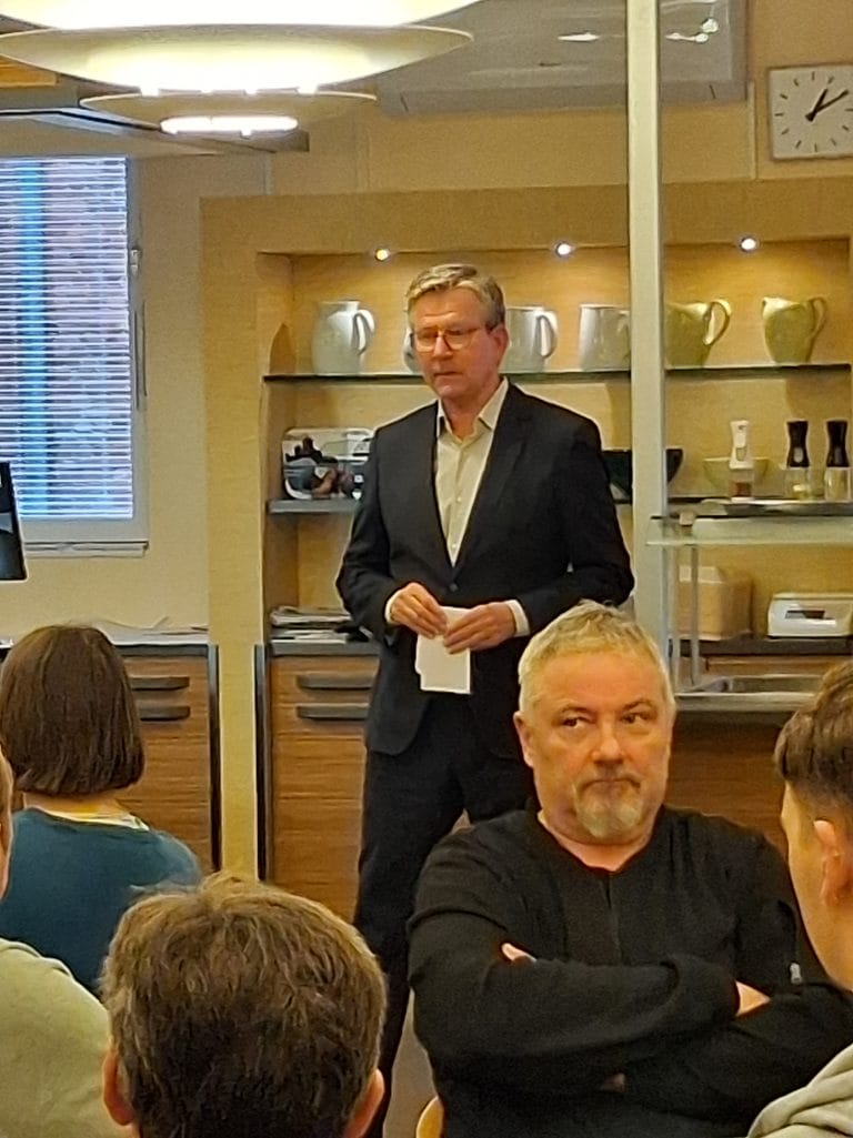 Henkilö pitäämässä puhetta