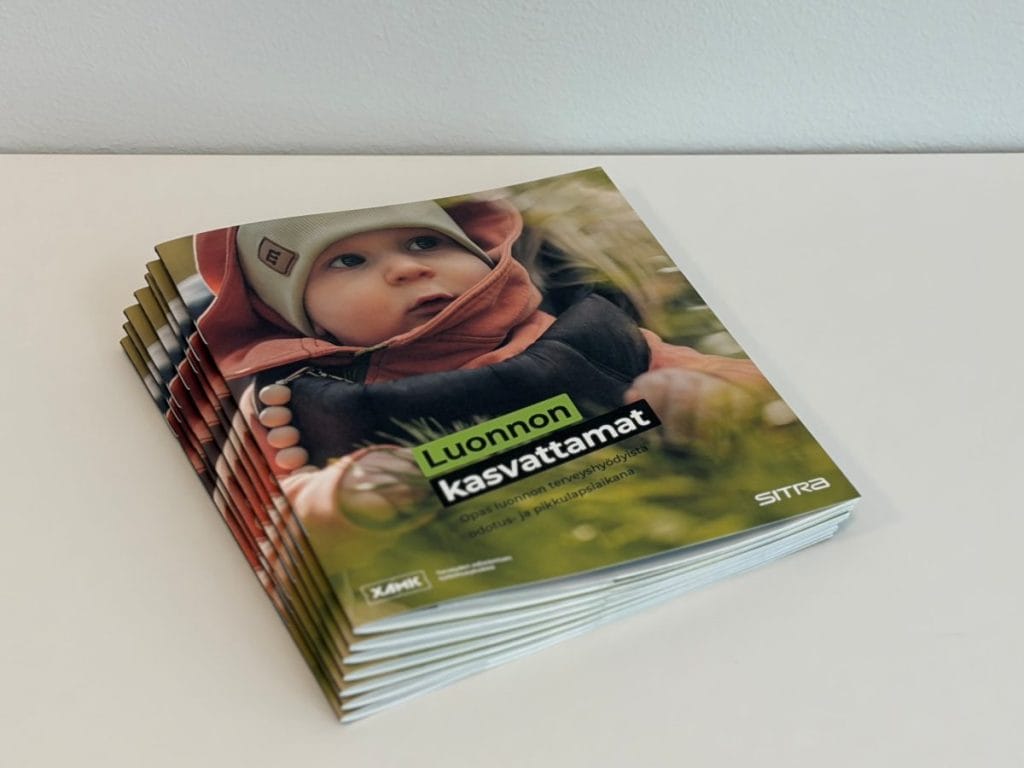 Painettuja Luonnon kasvattamat -oppaita.