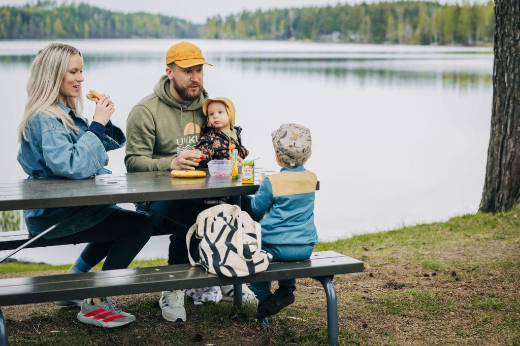 Perhe eväsretkellä rannalla