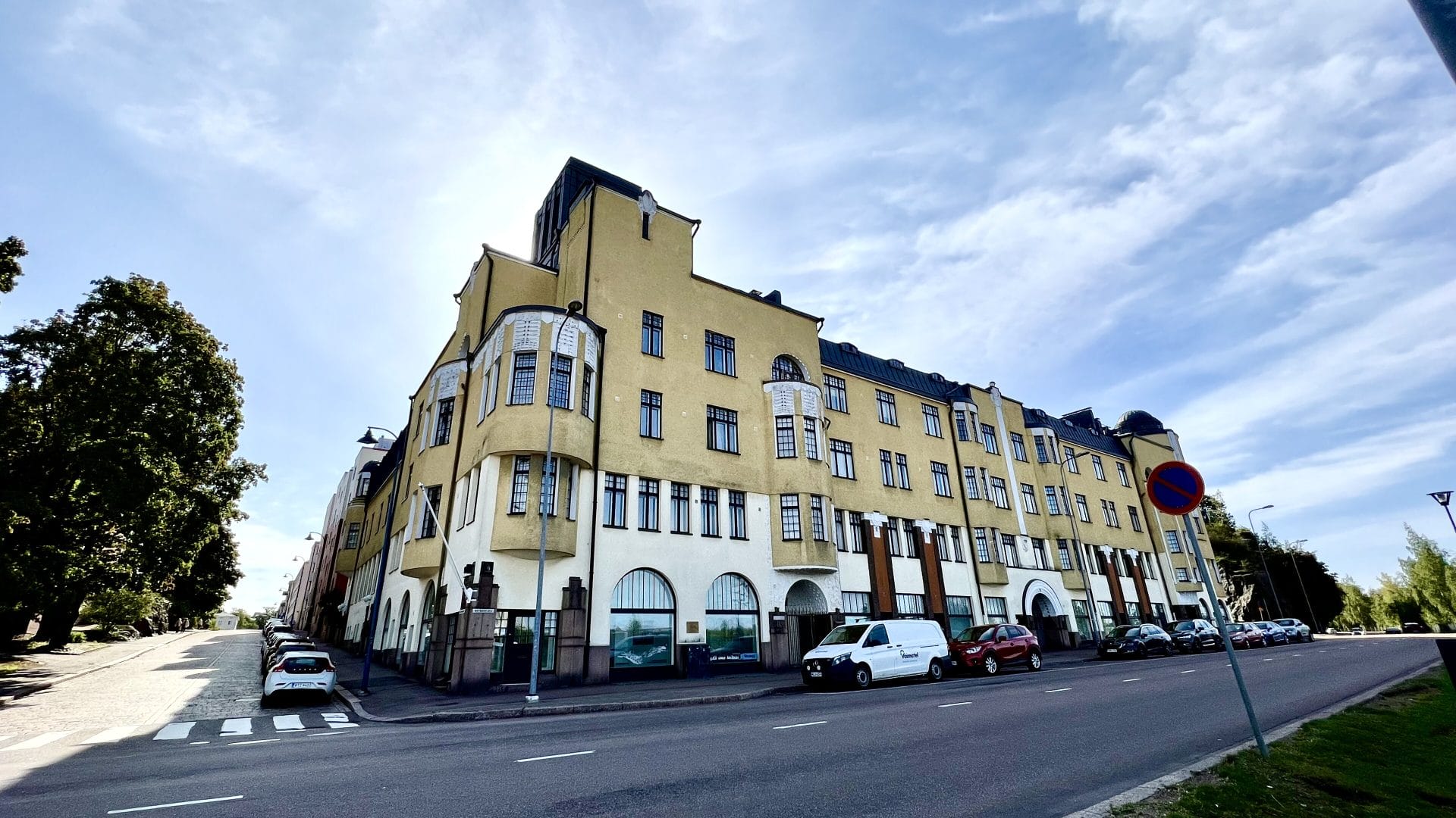 Rakennus kuvattuna kadun kulmasta.