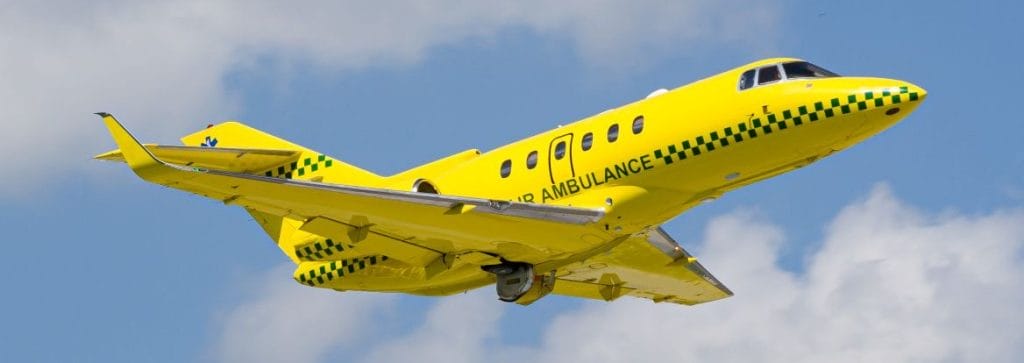 Ambulanssilentokone taivaalla.