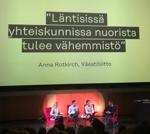 Kuva. Megatrendit2020 julkistamistilaisuudessa paneelikeskusteluun osallistuivat Jyrki Katainen (oik.) Sitrasta, Anna Rotkirch Väestöliitosta ja Robert Sundman Yleltä.