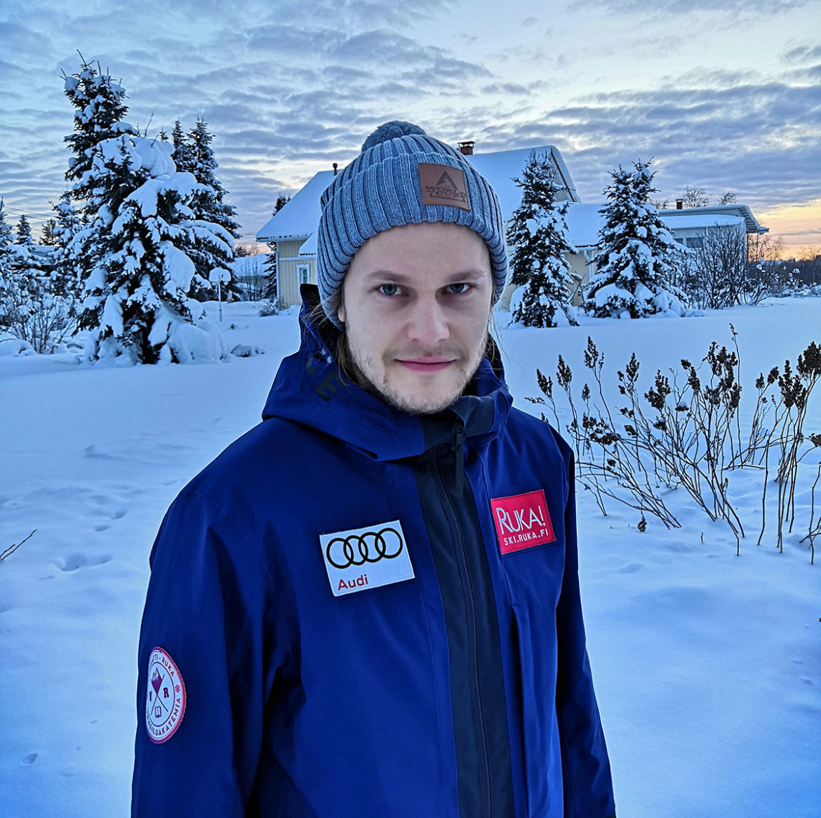 Naprapaatti Niko Leinonen seisoo talvisessa maisemassa ulkona.