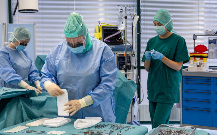 Neljä opiskelijaa harjoittelevat leikkausta