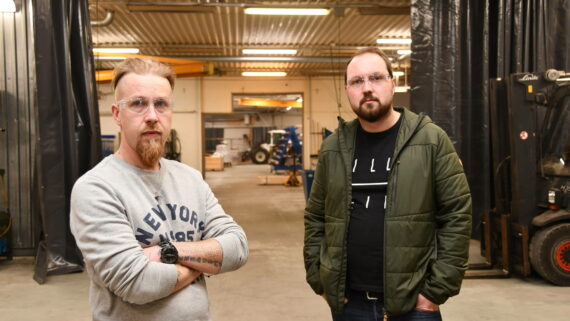 Pro-tot Oy:n Joni Karhinen ja Heikki Nyyssönen seisovat ja katsovat kameraan 
