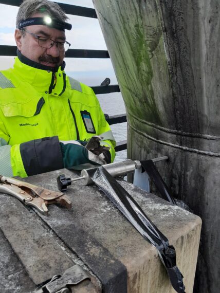 Kymilabsin Marko Piispa mittaa analysaattoreilla laivan piippua laivan kannella